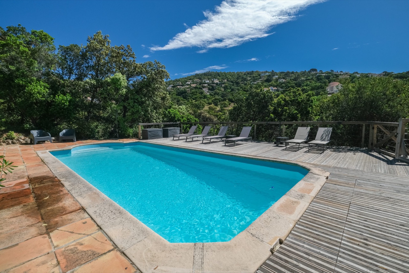 Piscine chauffée avec terrasse en bois