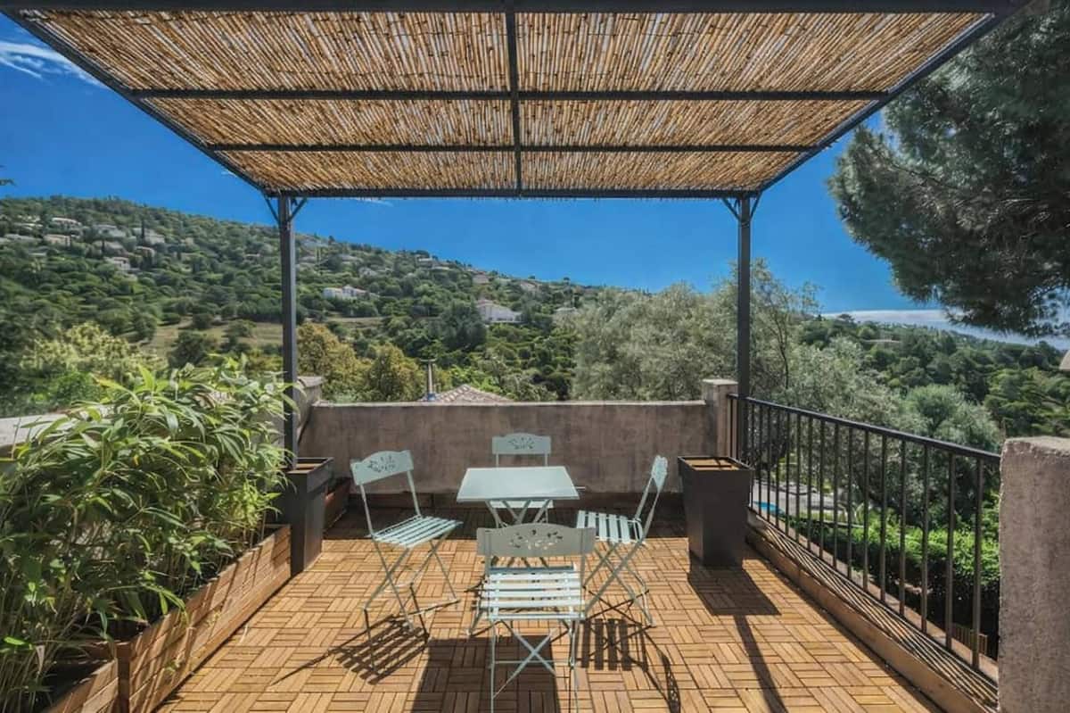 Facade and outdoor dining area