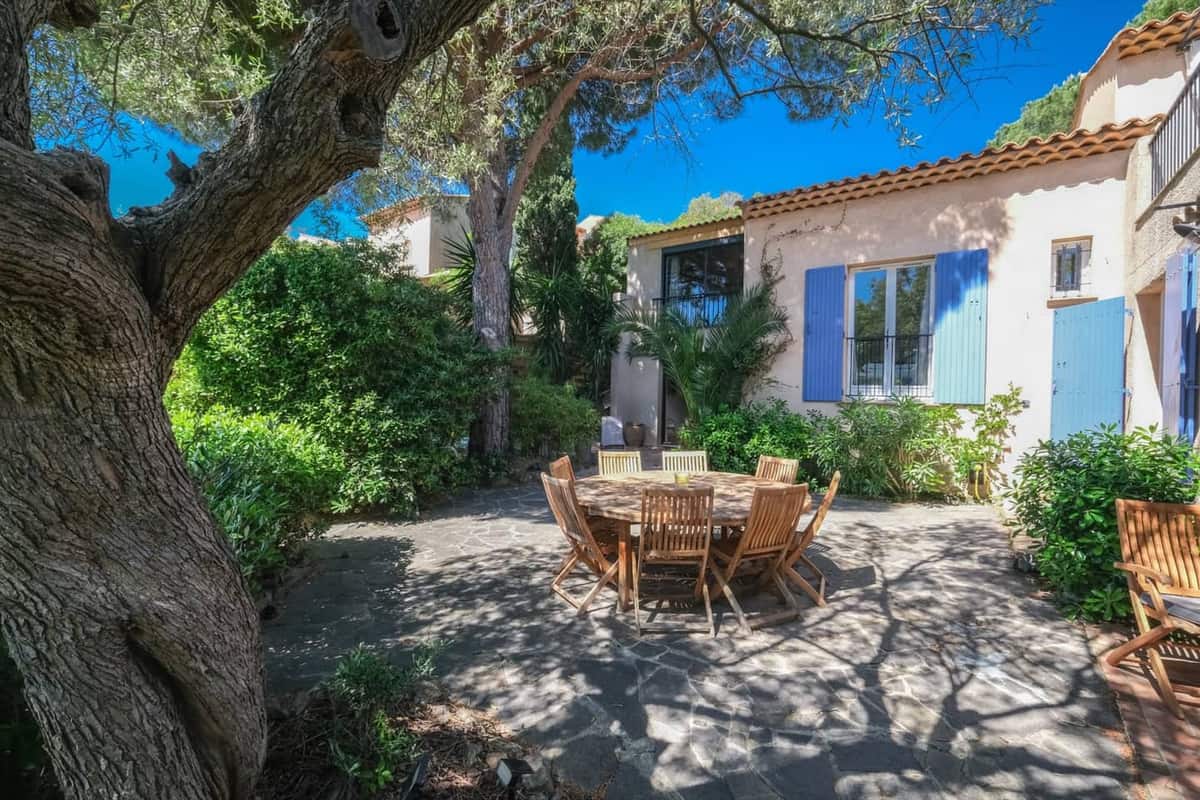 Terrasse de la villa à l'ombre des pins