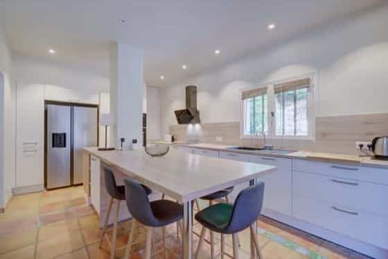 Kitchen opening onto the living space